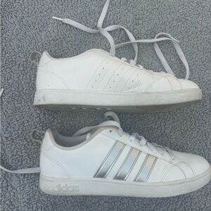 Adidas Ladies Sneakers Rare “ advantage “ Retro Low Top Size 7.5 Silver Stripes